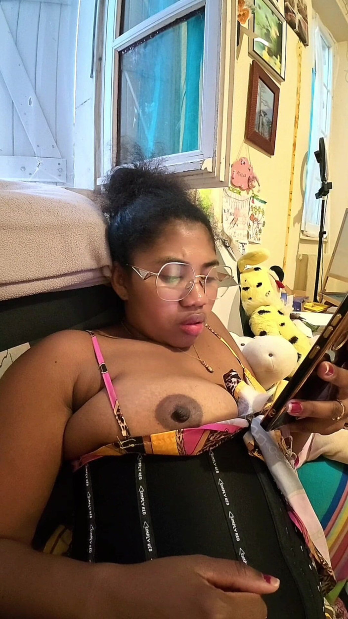 Belle: トップレスでリラックス