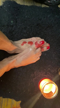 Piedini davvero belli con dita rosse lunghe e cera di candela