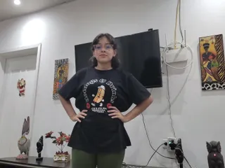 Linda chica latina obtiene control remoto