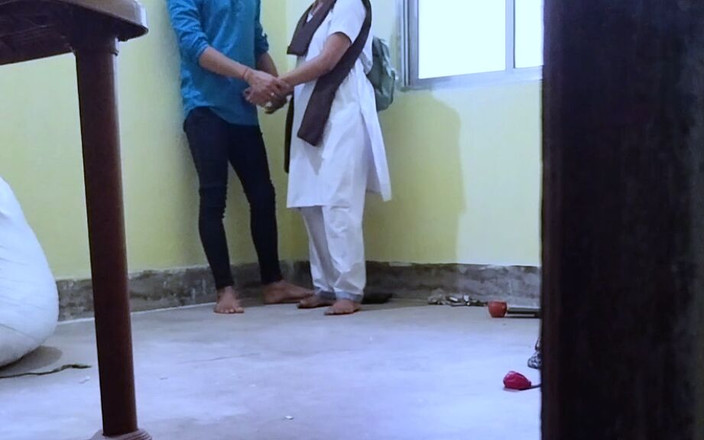 Fantacycutting: Vysokoškolská studentka a učitel natočili video, jak mají sex ve...