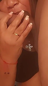Mamă sexy matură care suge două pule vrea să simtă două pule în gura ei