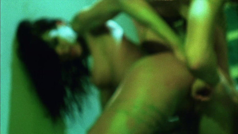 Wet and Wild Lesbians: Сексуальні татуйовані дівчата отримують водні розваги і грають своїм ділдо