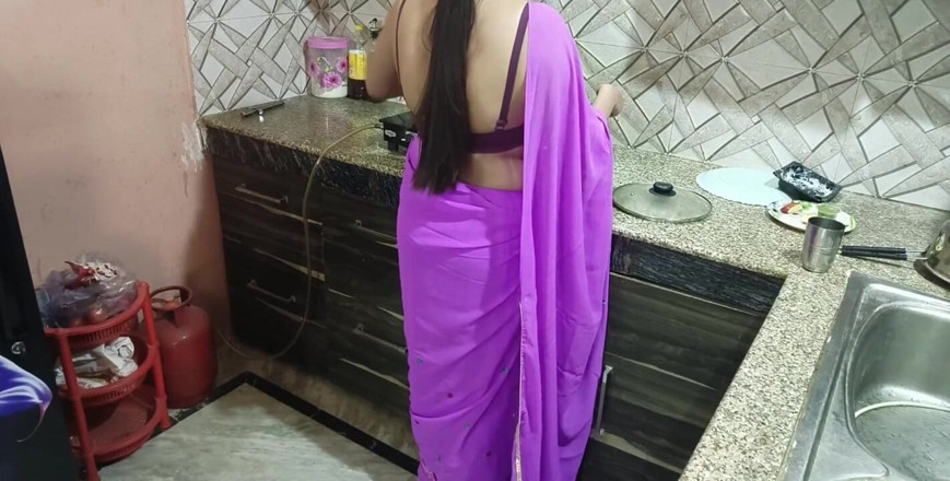 Saarabhabhi6: Hindi seksverhaal rollenspel - Desi Indische stiefmoeder verrast haar stiefzoan Op...