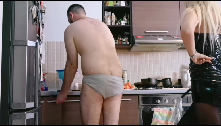 Erotic Tanya: Entrenamiento de cocina de un pequeño idiota