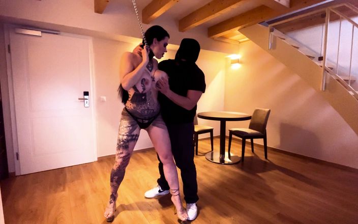 Miss Alessa Milano: Chef zeigt seinem angestellten, wie man korrekt arbeitet