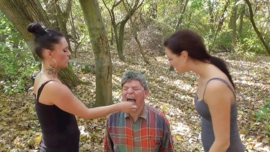 Femdom Austria: Asbak hutan dan ludah!