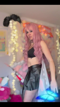 Suzy Wylde: Orta yaşlı seksi kadın dans ediyor!