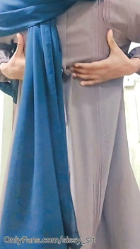 Kinner Hijda, musulmane en hijab, essaye de masturber un pénis impuissant