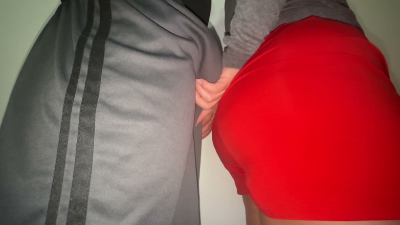 CoupleOfHotSins: Risc! Atingând accidental pula unui străin.