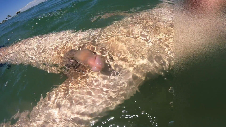 Cool Body: 私はただ自由を感じる喜びのためにイく、公共のビーチで裸で