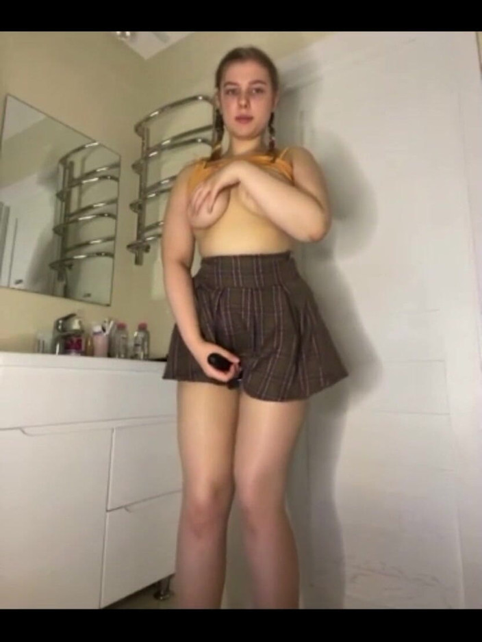 JuiceLussie: 義理の妹がバスルームで大きなディルドとセックスしている