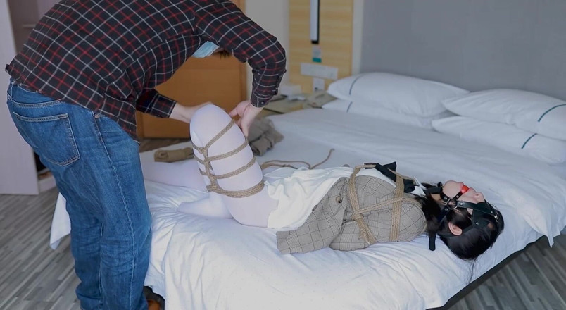 Aisan girl bondage: Hui09 - una ragazza Jk con le calze bianche è legata al...