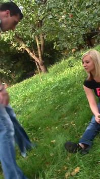 Ce couple sexy et transgressif adore baiser et s'amuser dans le jardin