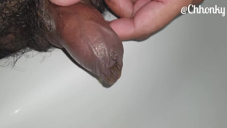 Denim Tiger: Primo piano piscia nel lavandino