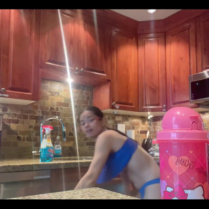 sweethanajapanese: Uklízím kuchyň sexy