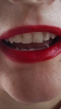 Riesin, rote lippen, ist hungrig nach dir, pOV