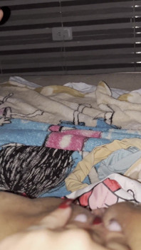 Sexy Compañera De Cuarto En Pijama Corta Se Mete Los Dedos Hasta El Orgasmo