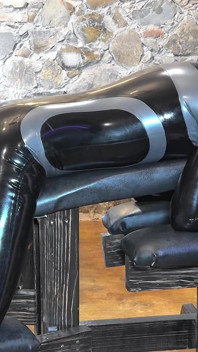 Pegging au donjon, partie 1 - Alex Latex