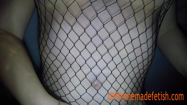 UW Homemade Fetish: Gadis dengan stoking jaring-jaring masturbasi di bawah air