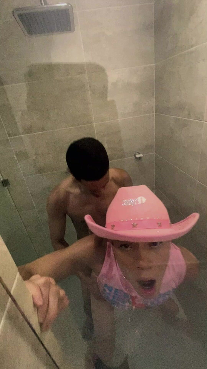 Tomas Styl: Femboy Wird Von Einem Fremden Im Badezimmer Des Hotels, in...