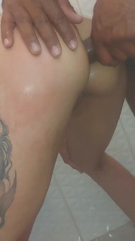 Esposa Flaca Adquiere a Un Negro Dotado En Una Follada Hardcore Mientras Cornudo Mira