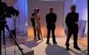 Group Bang: Model ballerins löcher werden von drei Seeleuten bei einem fotoshooting...