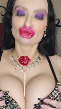 Dia dos namorados, fetiche por lábios chupando pirulito e beijando