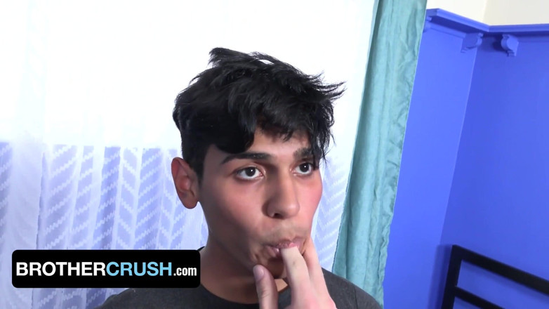 Brother Crush: Un gay latino sottomesso prende il grosso cazzo del fratellastro...