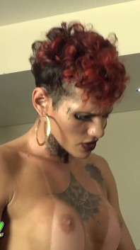 Era più sciolto in piscina e ha preso il cazzo di trans