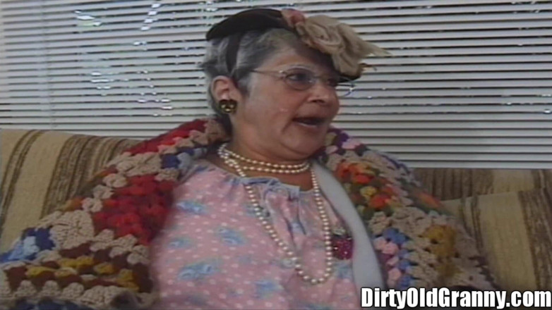Dirty Old Granny: Raspy babcia bitty suka bez kości przez młodszy wielki kutas...