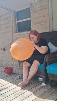 Stor skönhetssjuksköterska Vicki har en begäran om att spränga en enorm ballong