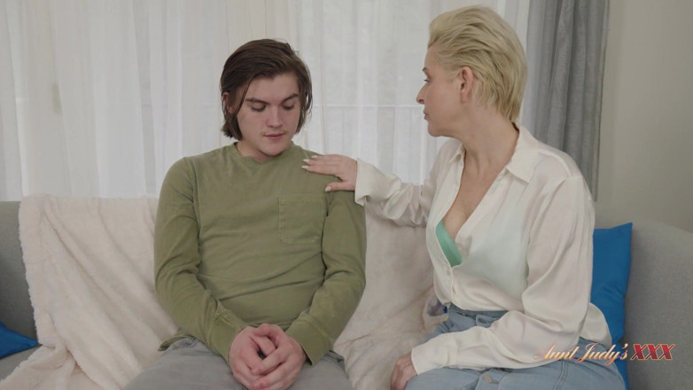 Aunt Judy's XXX: Ajudysxxx - terapeuta madura milf Bobbi Shay ajuda seu paciente solitário
