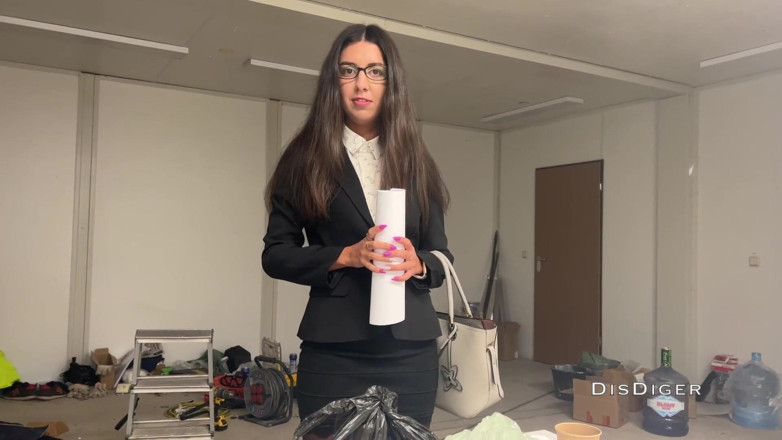 Dis Diger: 職場の上司の奥さんを尻で犯し、彼女の眼鏡に射精しました