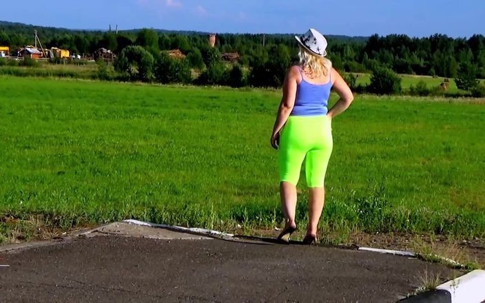 RedRoseRus: Gele legging - grote kont lopen op de weg