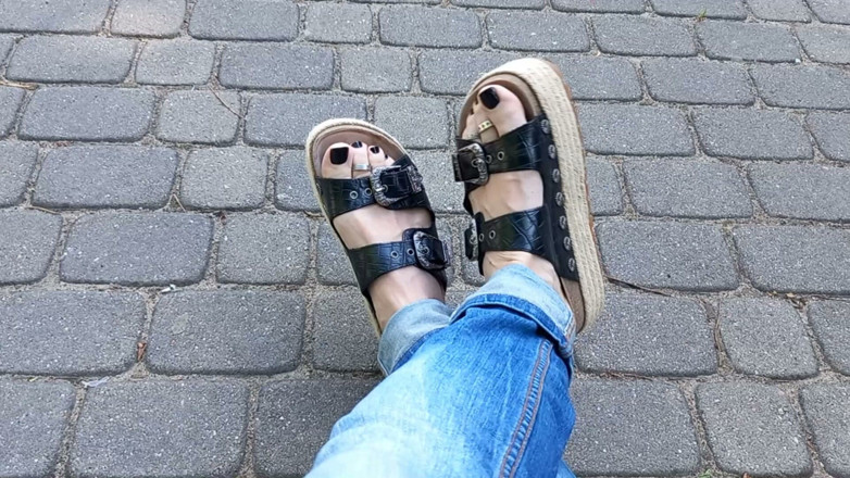 Heelex: Đôi sandal nền tảng gợi cảm