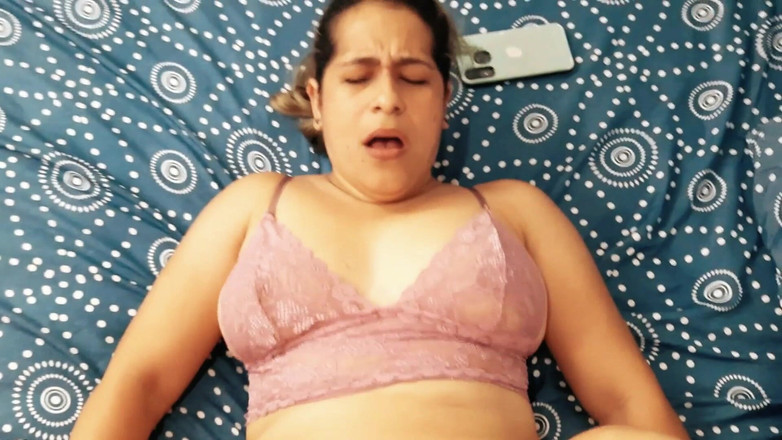 Jennifer Adams: La mia matrigna è una pornostar, mi sorprende a masturbarmi e...