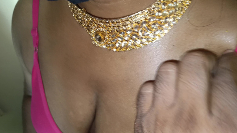 Pushpa studio: 与已婚女人舔乳房和吸吮