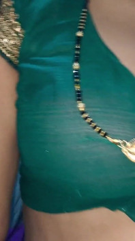 Indická sexy bhabhi saje ptáka v zelené