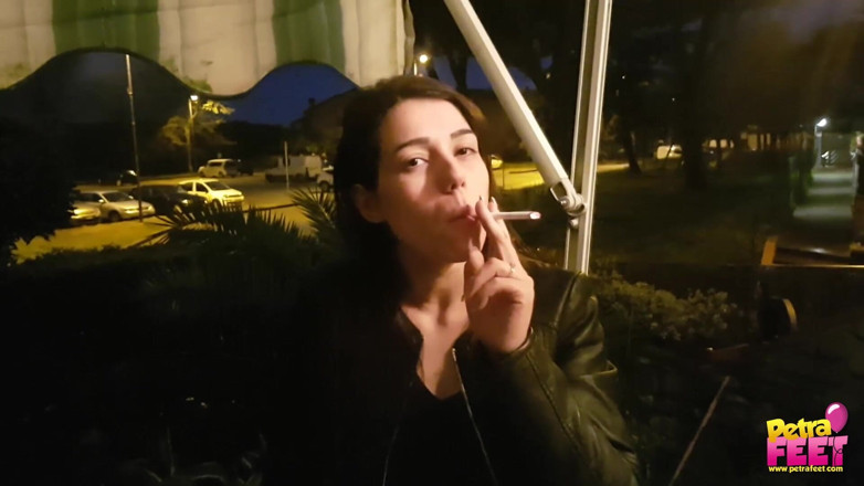 Smokin Fetish: Smoking and foot fetish in outdoor with cute teen