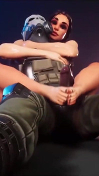 Un soldat de la vie sauvage reçoit un footjob femdom