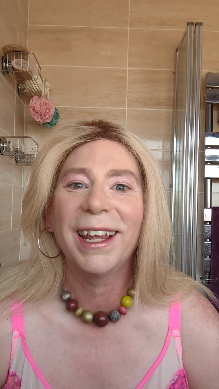 NikkiGee: Nikki tar en stor piss i strumpbyxorna