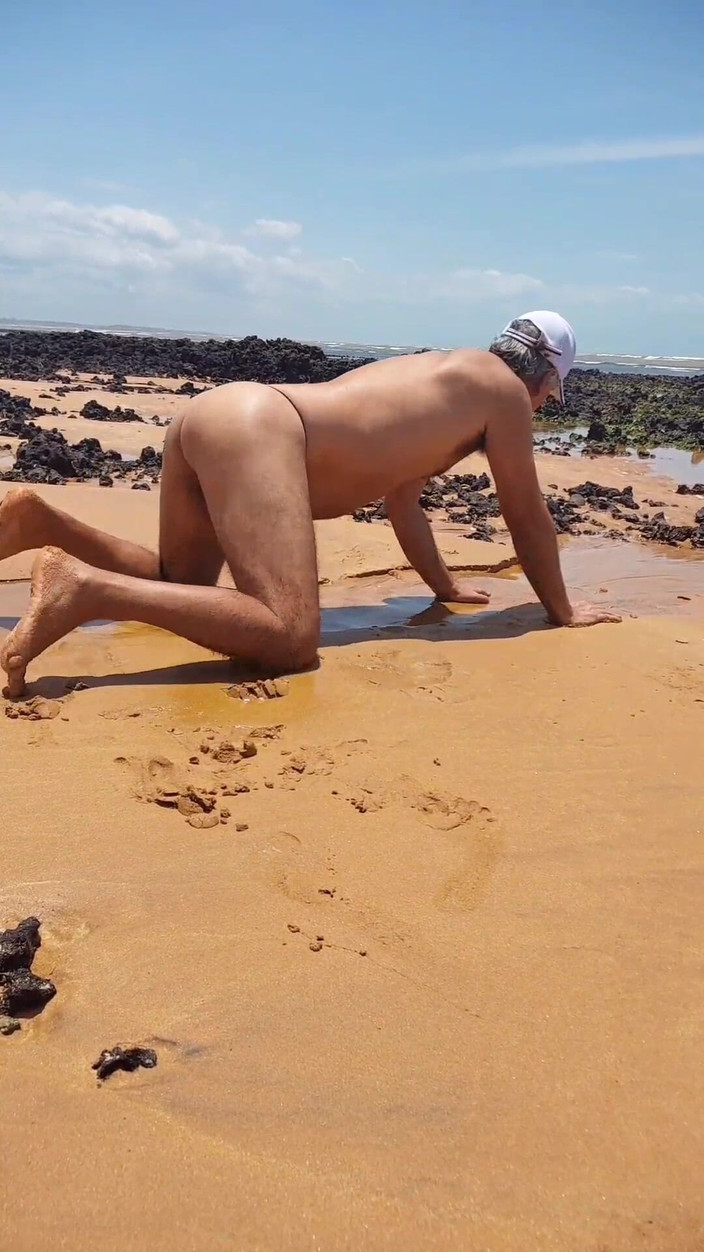 Ladysilvas: Ladysilva transvestã¤ntin zeigt ihren heißen arsch am strand in ihrem...