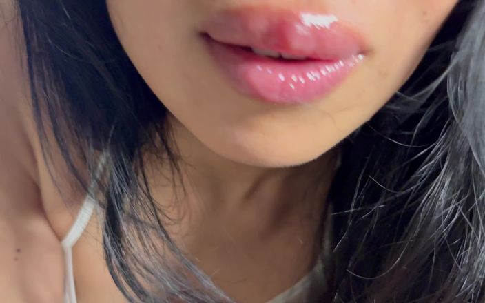 Asmr_mouth: 이 작은 남자를 입에 입에 대고 있는 자이언트