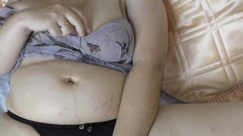 Milky Mari: Une jeune MILF fertile aux seins énormes se masturbe sur le...