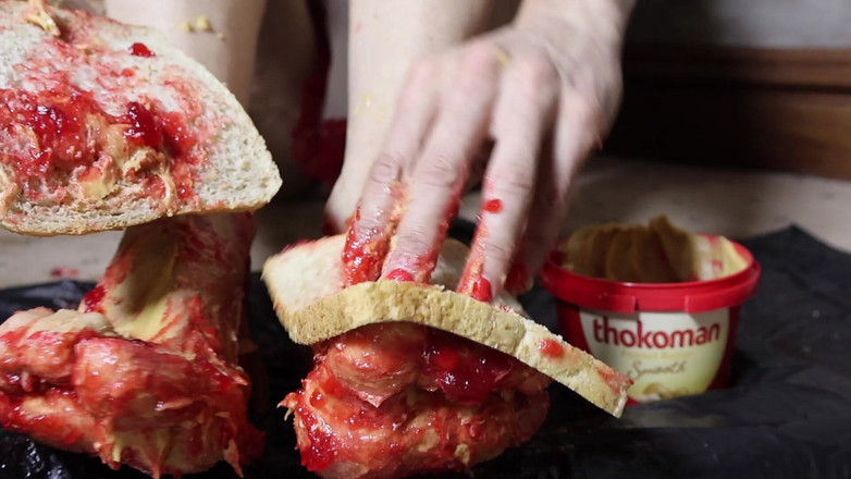 Gianna: Beurre d’arachide, gelée et fétichisme des pieds