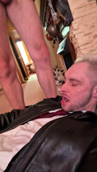 Un tizio in giacca e giacca a un gopnik e saluta