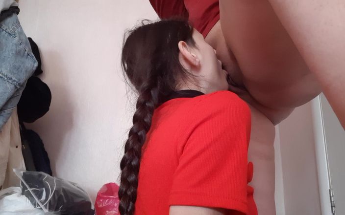 Lesbian-illusion: 先生は私を誘惑し、彼女のマンコを口に含ませました