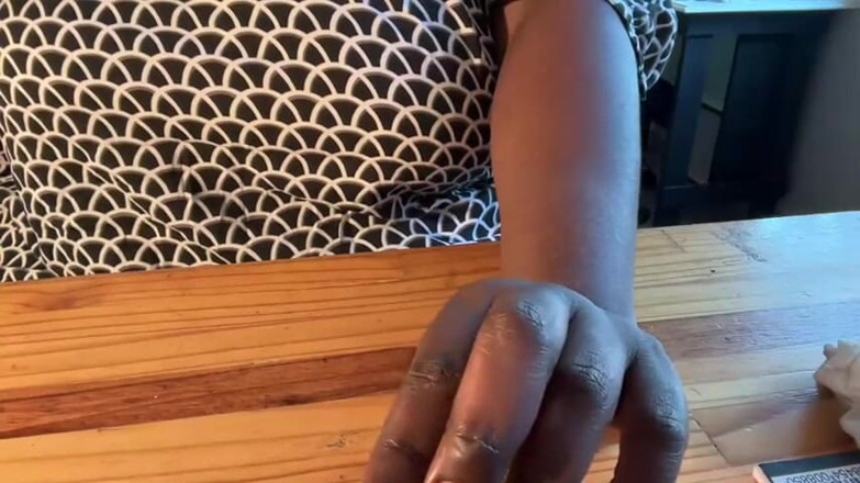 Legendary Booty Overdose: Une tatie noire joue avec un vibromasseur et gémit
