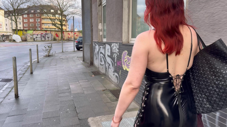 Femme Sandy: Exhibitionistische Domme &amp; vernederde sub: koningin Elena knippert, kokhalst en loopt...