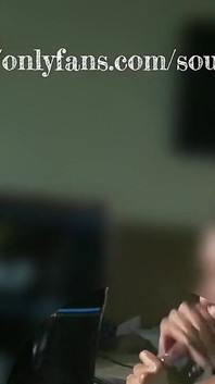 Chupando su polla mientras él ve la película que me puse